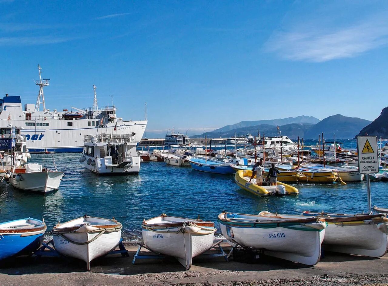 Seaport pictures. Чешме порт. Лодка в гавани. Гечек турция. Солнечный порт.