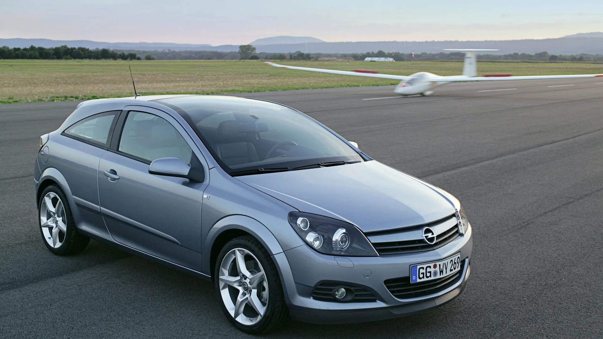 Opel h отзывы. Opel Astra h GTC. Opel Asrrah. Opel Astra GTC H 1.8. Opel Astra h GTC 1.6.