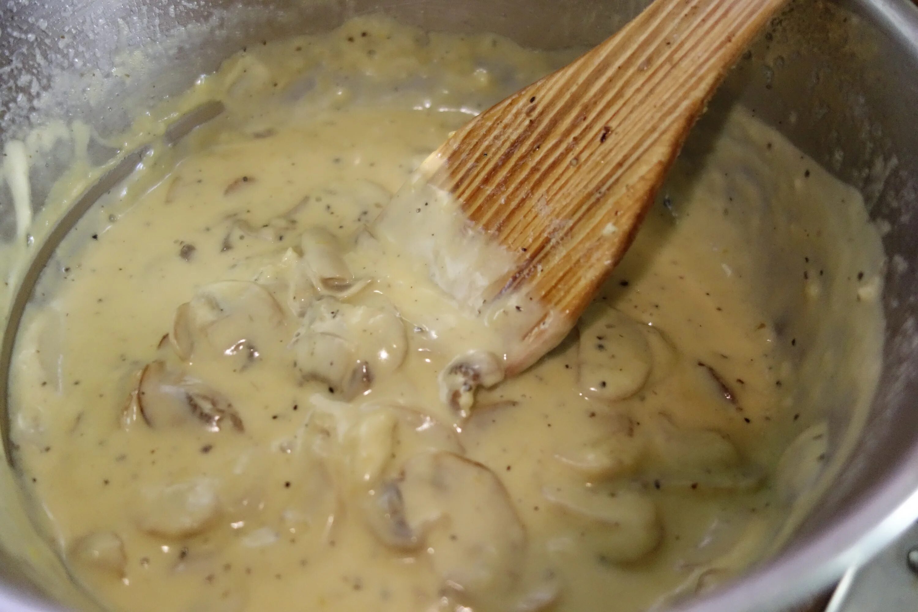 Подлива лук сметана. Сливочно грибной соус. Соус из шампиньонов со сливками. Грибы в сливочном соусе. Подливка из шампиньонов.