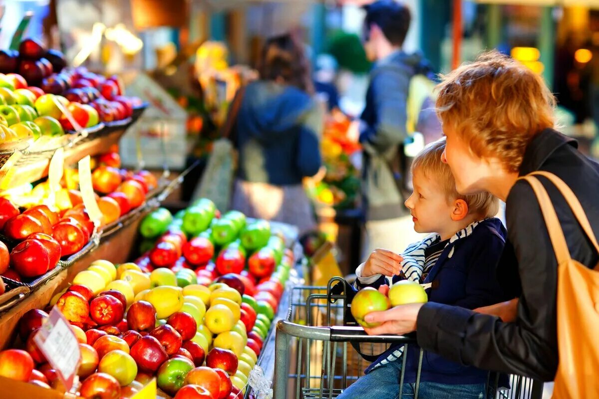 Купил на рынке папа. Фрукты овощи рынок для детей. Продукты на рынке. Овощи на рынке. Фрукты на рынке.