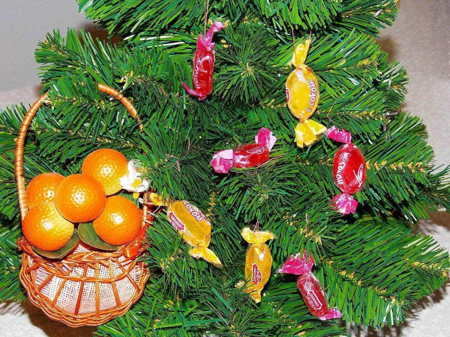В старину на новогодних елках. Елка украшенная конфетами. Съедобные елочные украшения. Съедобные игрушки на елку. Елка со сладостями.