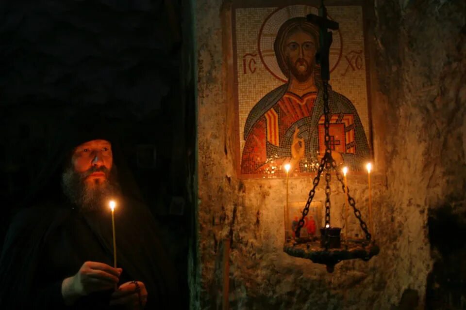 Монах молится. Молящийся на закате. Православный монах на закате. Монах молится. Молящийся на закате.