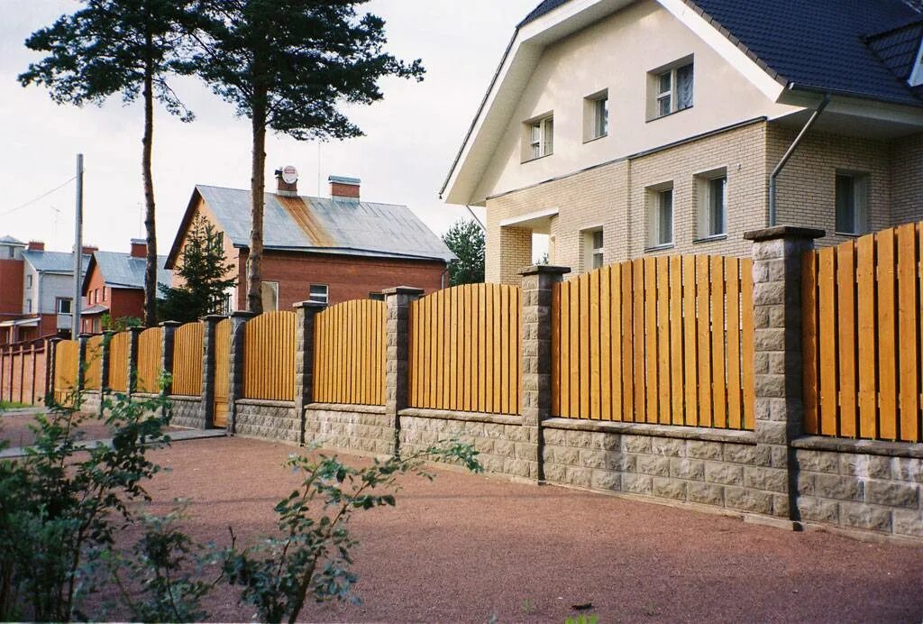 Красивый забор. Заборы частных домов. Красивый современный забор. Современный деревянный забор.