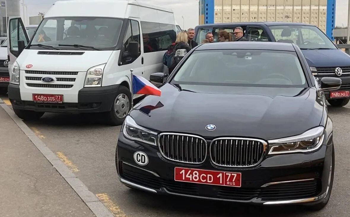 Машина посол. Машины дипломатов. Автомобиль дипломата. Чехия дипломаты машины. Автомобиль с дипломатическими номерами.