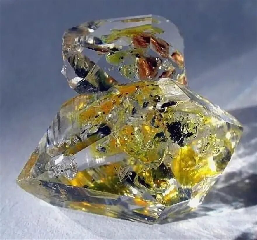 Включения в кристаллах. Rutilated quartz камень. Включи минерал. Хлоритовый кварц. Минералы включения в алмазе.