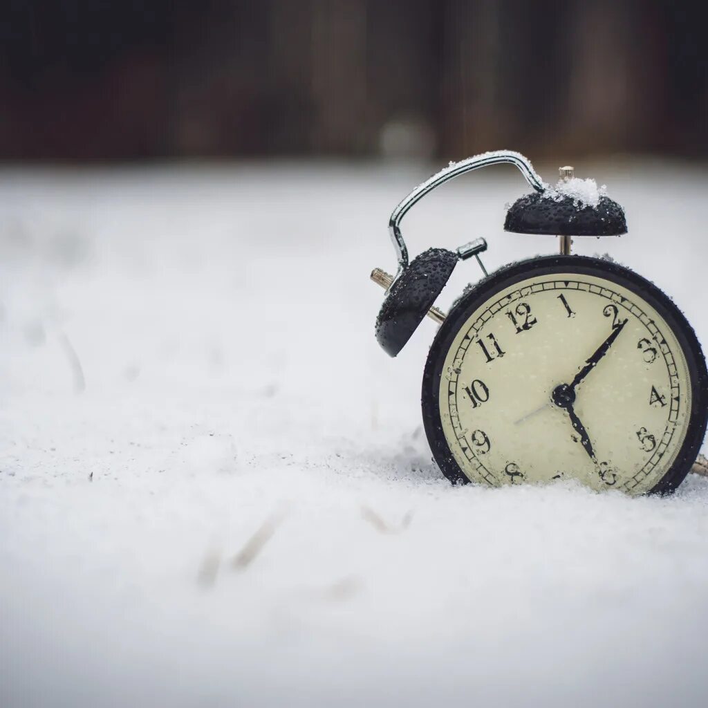 Часы зимой. Your time winter. Your time winter. Your time winter. Замороженные часы.