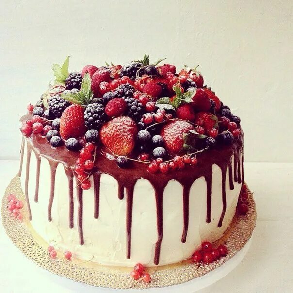Торт крем чиз с клубникой. Ягодный крем чиз для торта. Торт малиновый бриз. Торт с кремом чиз и фруктами. Торт бисквитный с кремом чиз и фруктами.