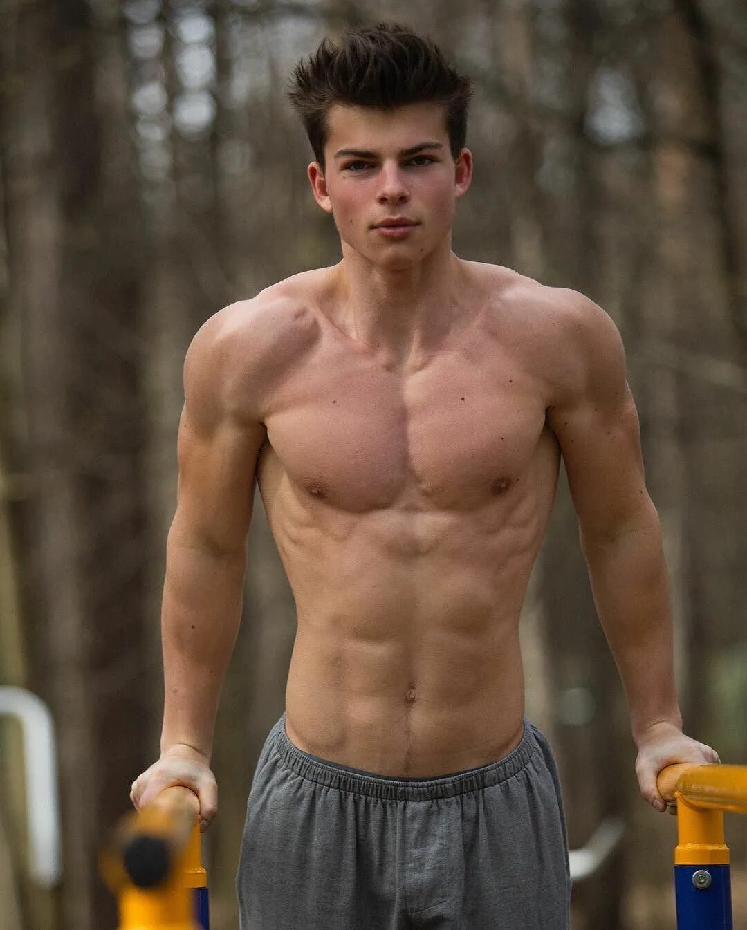 Сухой молодой. Красивые спортивные мальчики. Накаченные молодые парни. Сухой молодой. Красивые накаченные подростки.