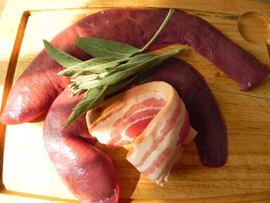Селезёнка свиная как приготовить вкусно. Висцеральная поверхность селезенки. Селезенка свиная вареная. Селезенка рецепт приготовления. Селезенка свиная вареная.