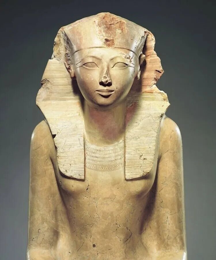 Тутмос 3 2 исторических факта. Хатшепсут царица Египта. Статуя Хатшепсут. Скульптура царицы Хатшепсут. Хатшепсут женщина-фараон Мумия.