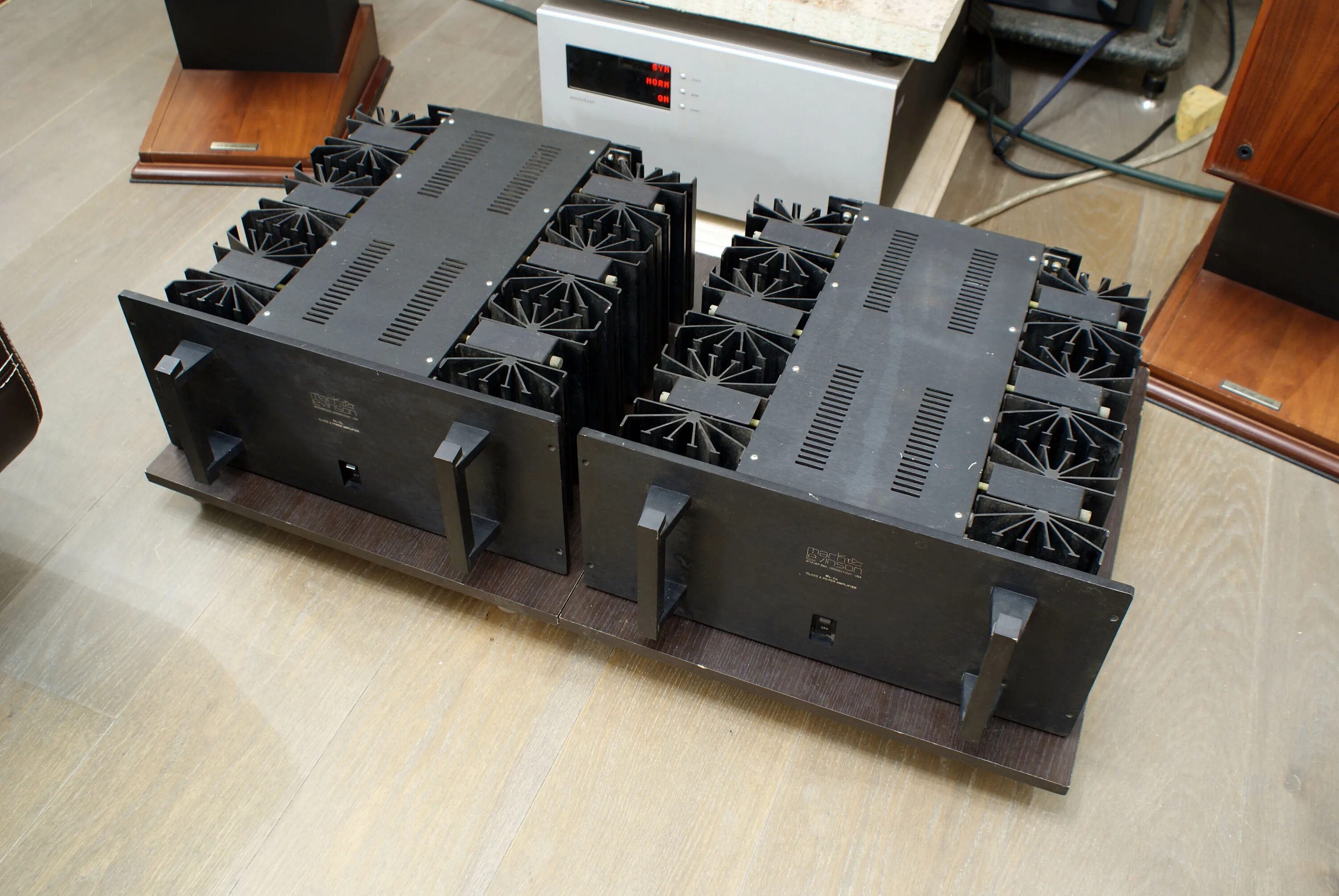 Mark audio. Mark levinson ml-2. mark levinson ml2 х3. усилитель марк левинсон ml2. mark levinson ml11.