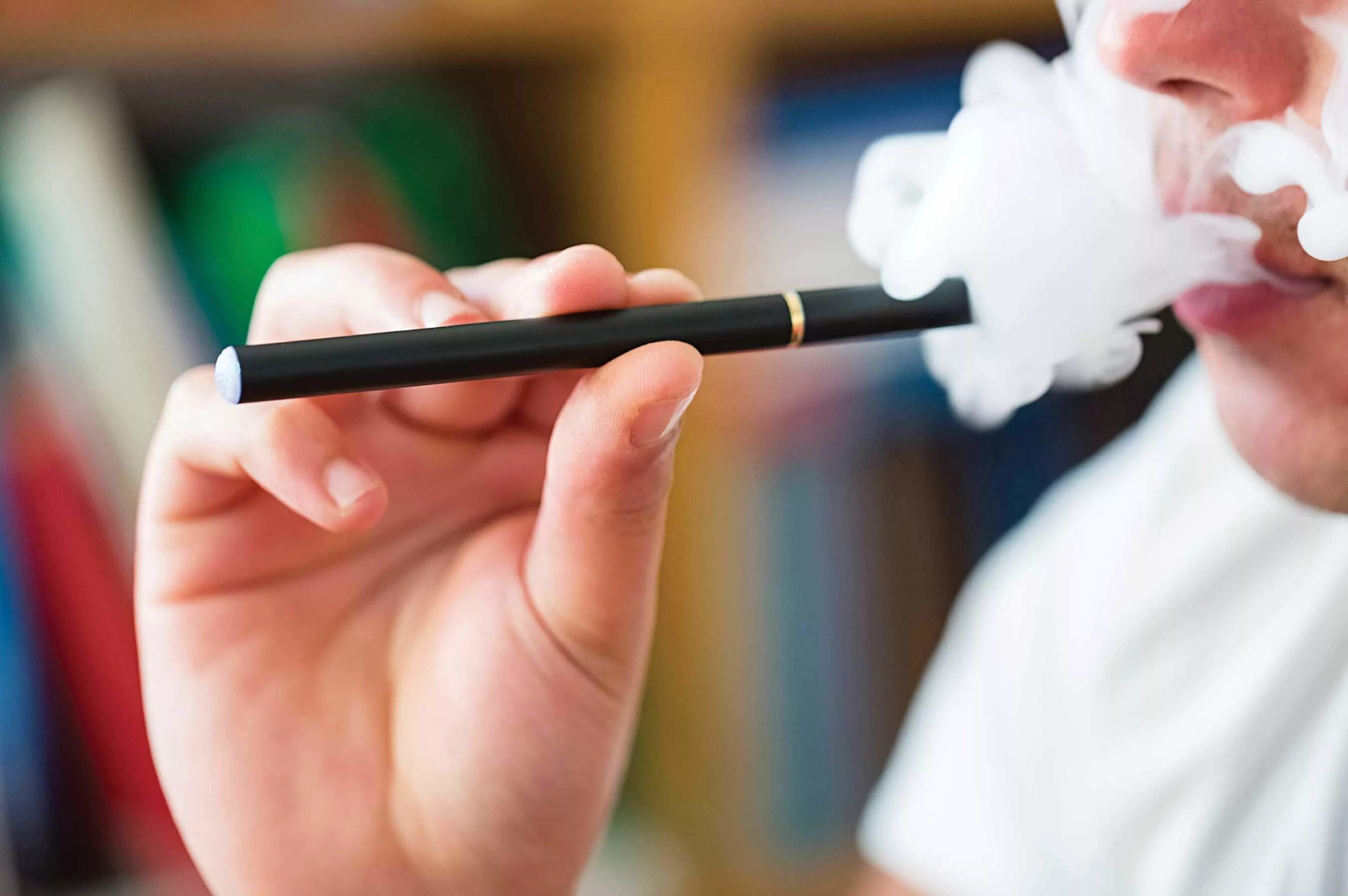 Электронные сигареты. Курение электронных сигарет. Школьник с электронной сигаретой. Электронные сигареты 2021. Легкие электронки