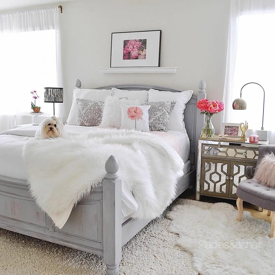 Уютные шторы для спальни. Интерьер в пастельных тонах. Спальня в стиле винтаж. Икеа спальня прованс. Интерьер комнаты в стиле прованс.