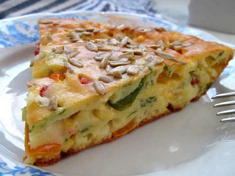 Тортик из кабачка. Торт наполеон с рыбной консервой. Закусочный картофельный торт. Закусочный пирог. Закусочный торт наполеон несладкий.