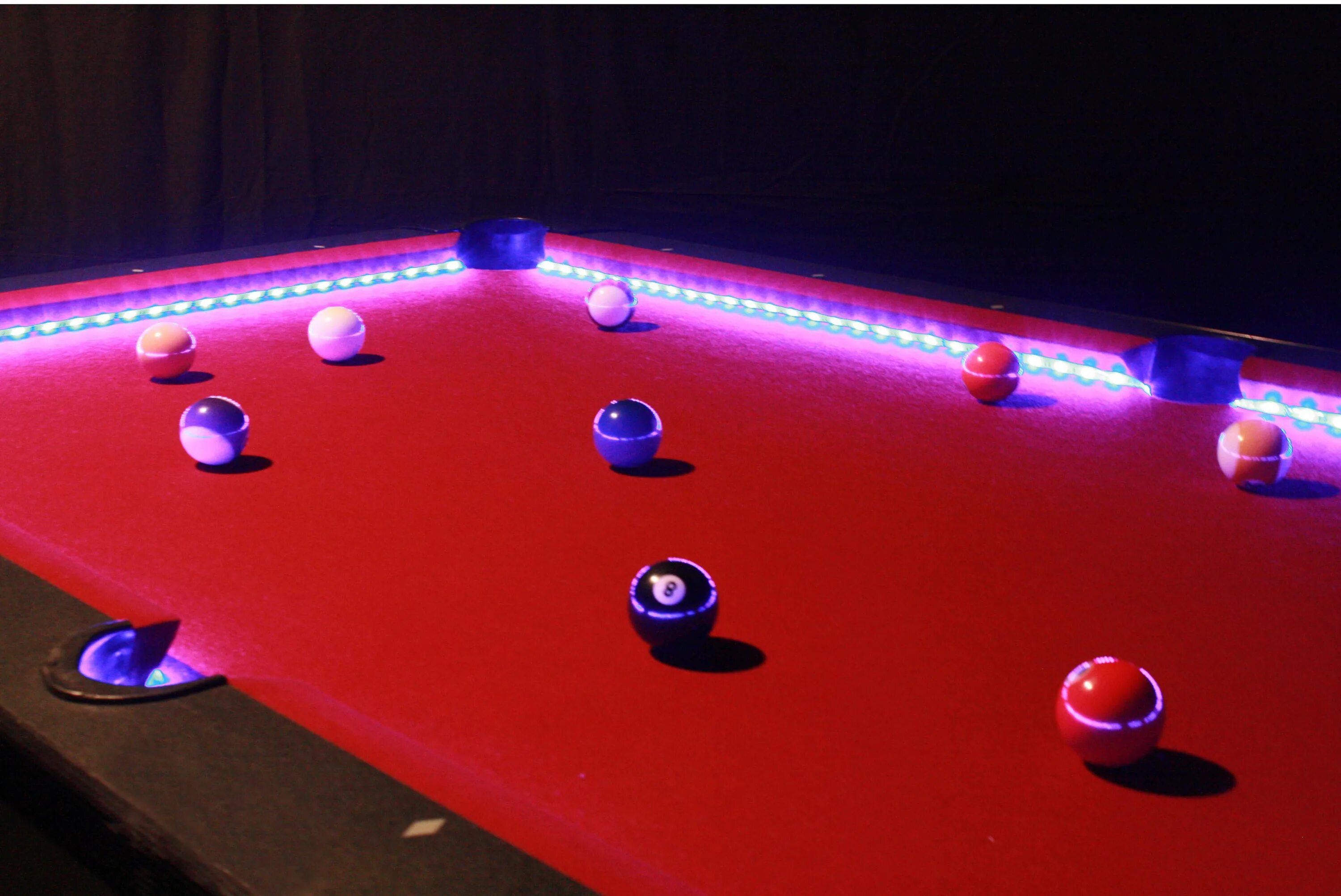 Billiard lights. Необычный бильярд. Неоновый бильярдный стол. Бильярдный стол с подсветкой. Бильярдная освещение.