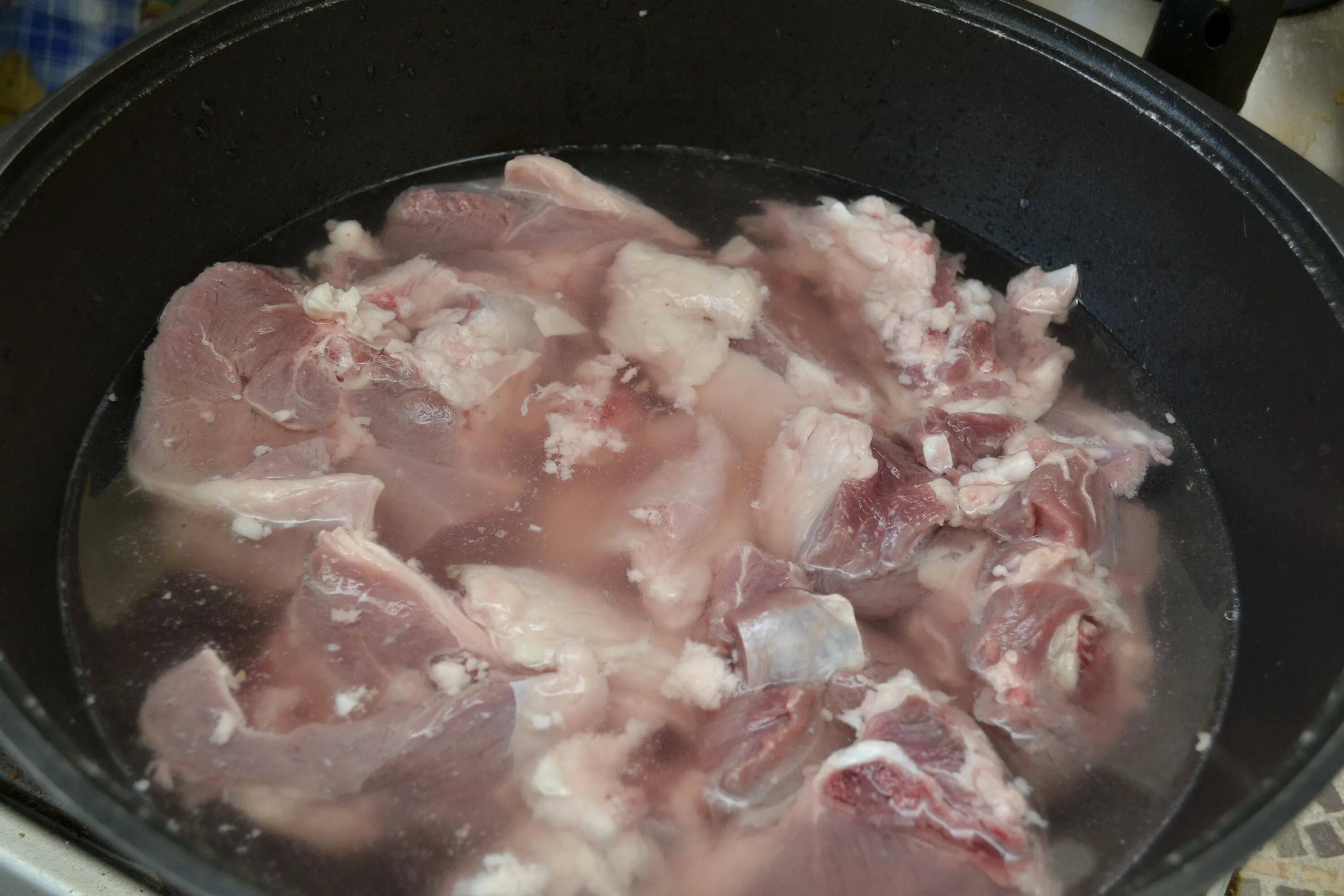 когда солить мясо при варке свинины