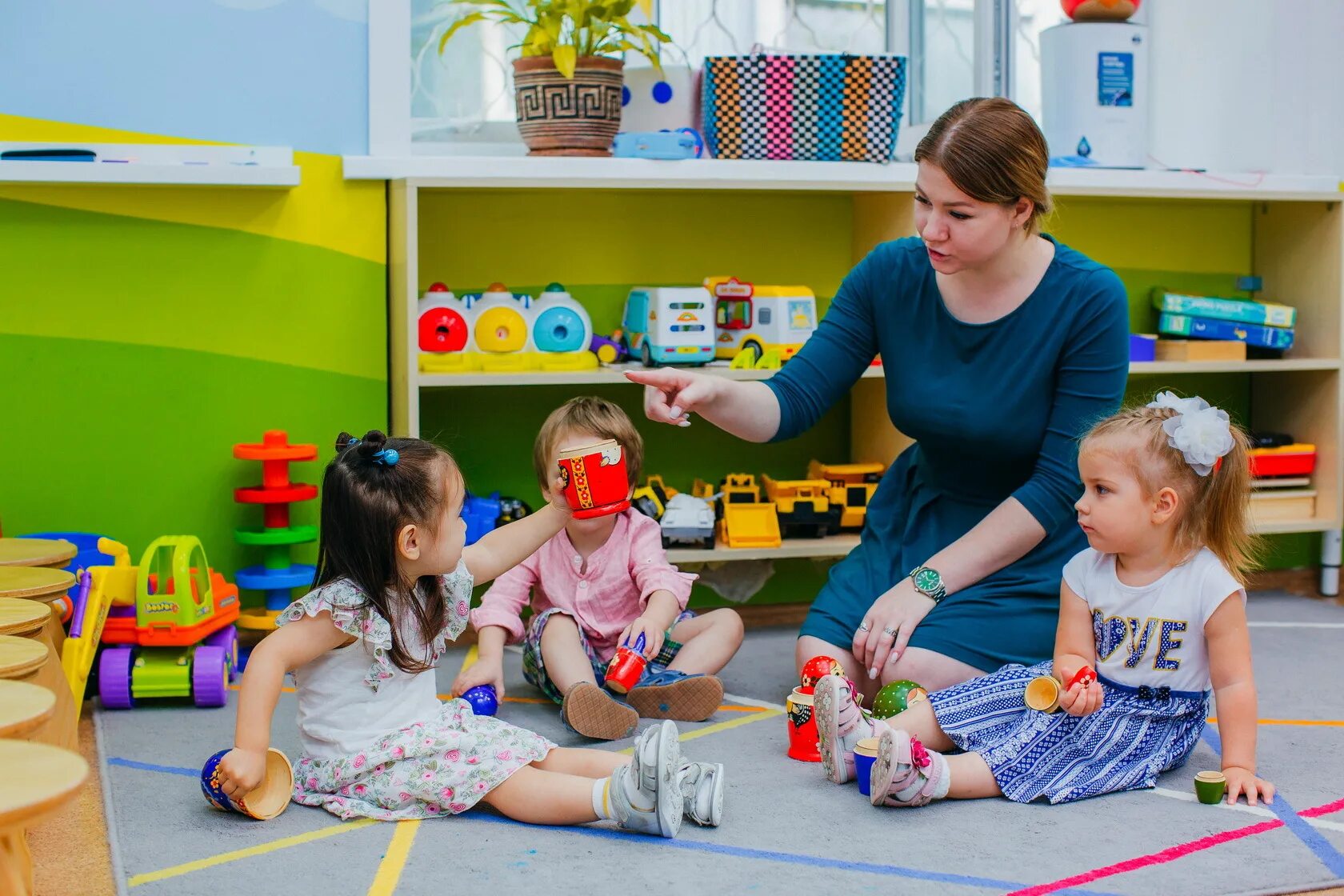 нянька в детском саду. няня в детском саду. няня с детьми в детском саду. нянюшки ясли сад. няня в детском саду.