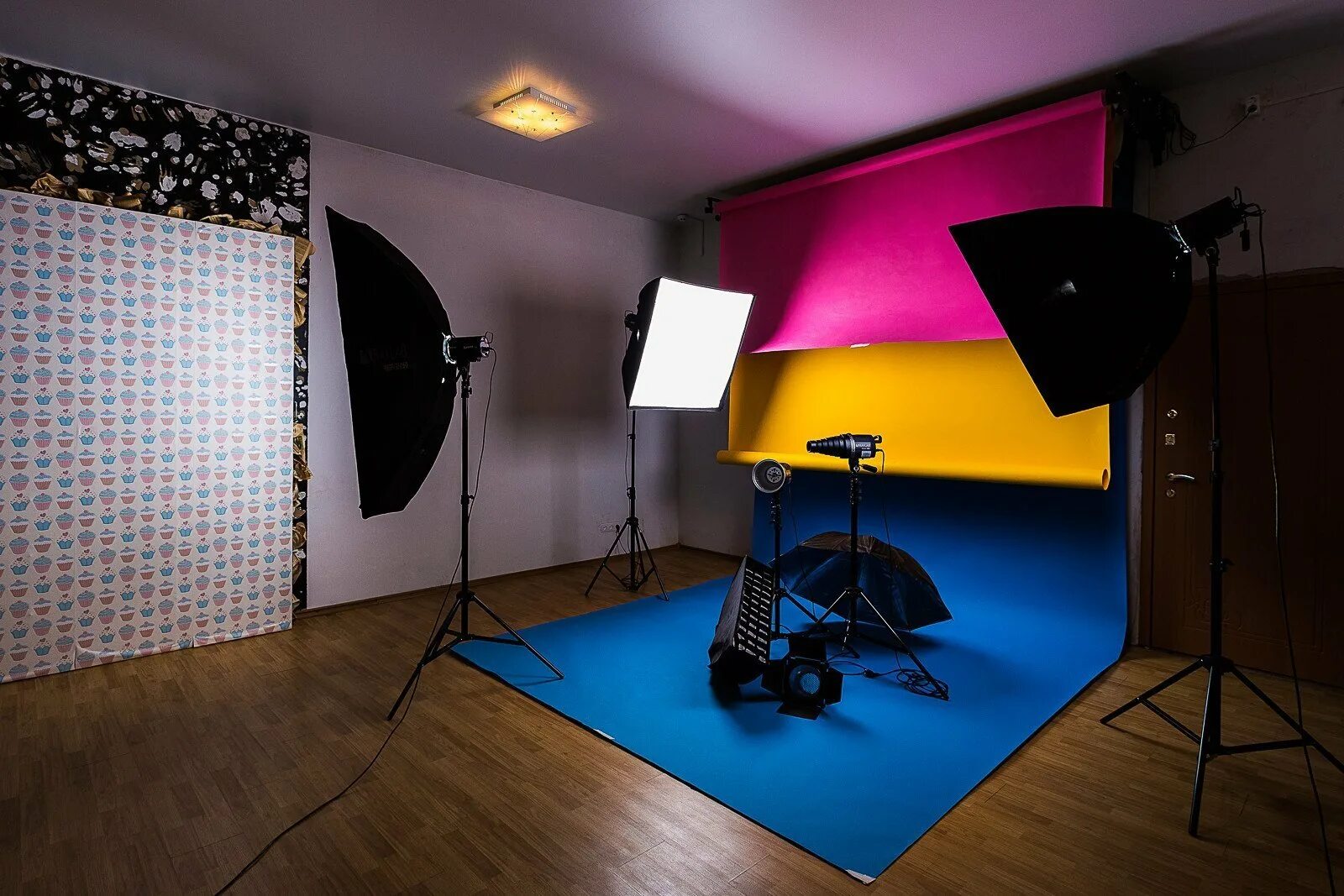 Пример фотостудии. Фотостудии. фотосессия в студии. интерьер фотостудии. фон студия.