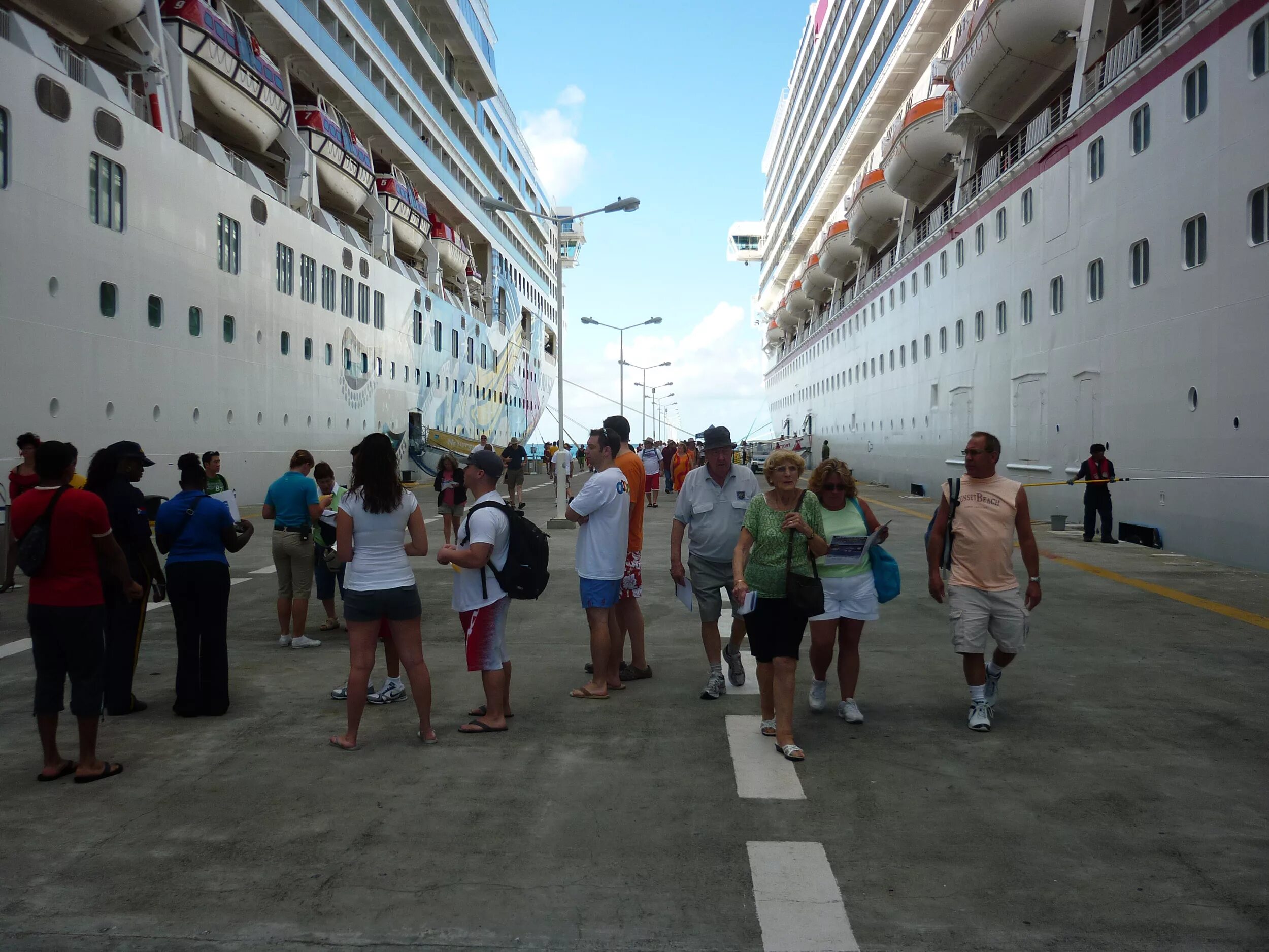 Passenger ships. Морской пассажир. Посадка пассажирского судна. Passenger Cruise ship. Регистрация пассажирское судно.