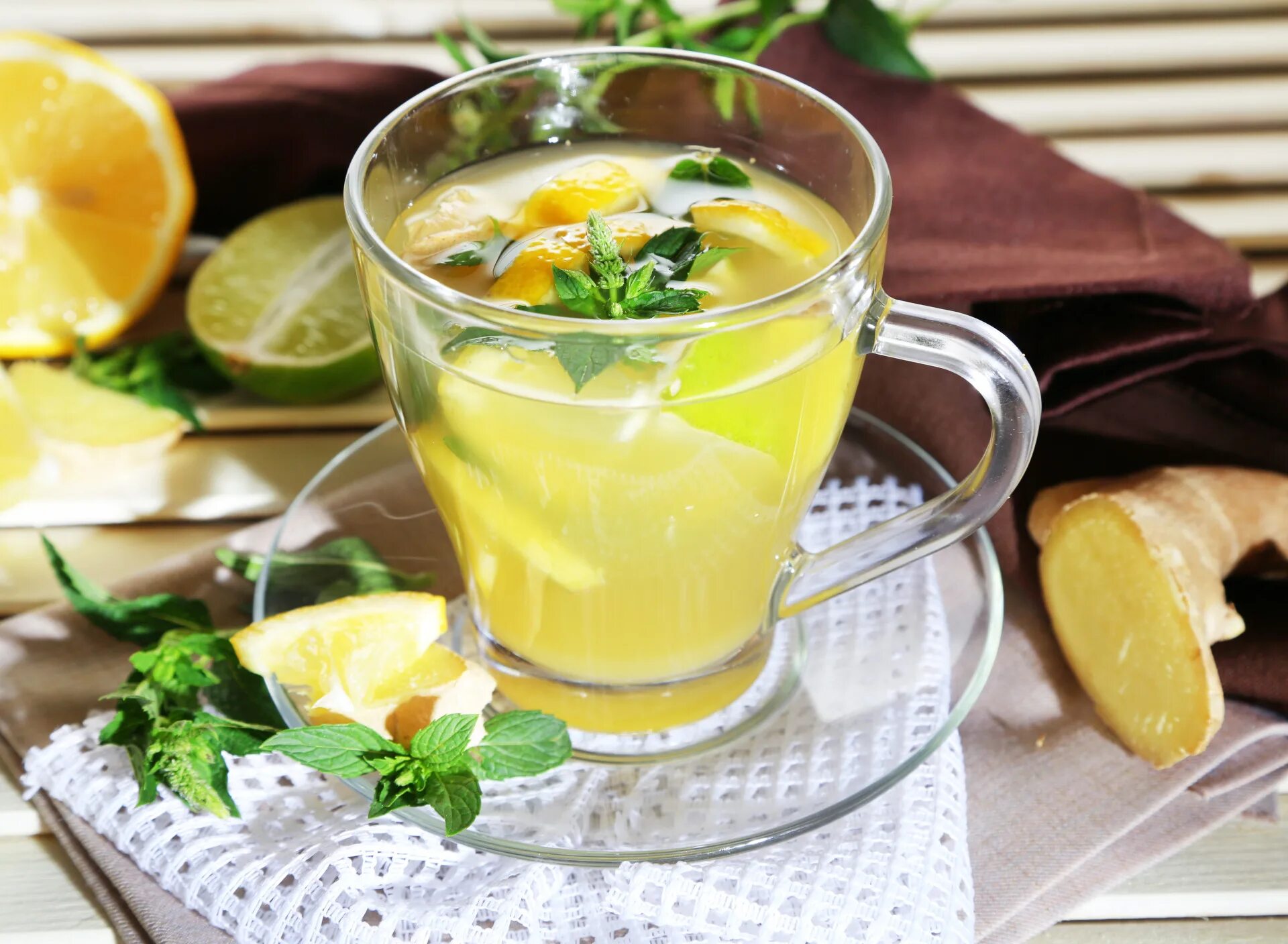 Выпить чаю лимоном. Чой лимонн. Зеленый чай лимон с имбирем. Чай с лимоном и мятой. Имбирный лимонад.