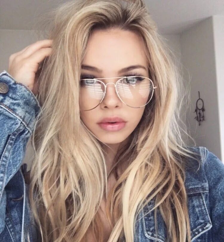Оправа блондинок. Очки ray ban женские для зрения. Девушка в очках. Оправа блондинок. Блондинка в очках для зрения.