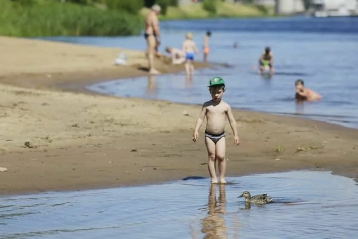 Купание в белом. Водохранилище купаться. Река белая купаться. Братское водохранилище. Купается в белом.