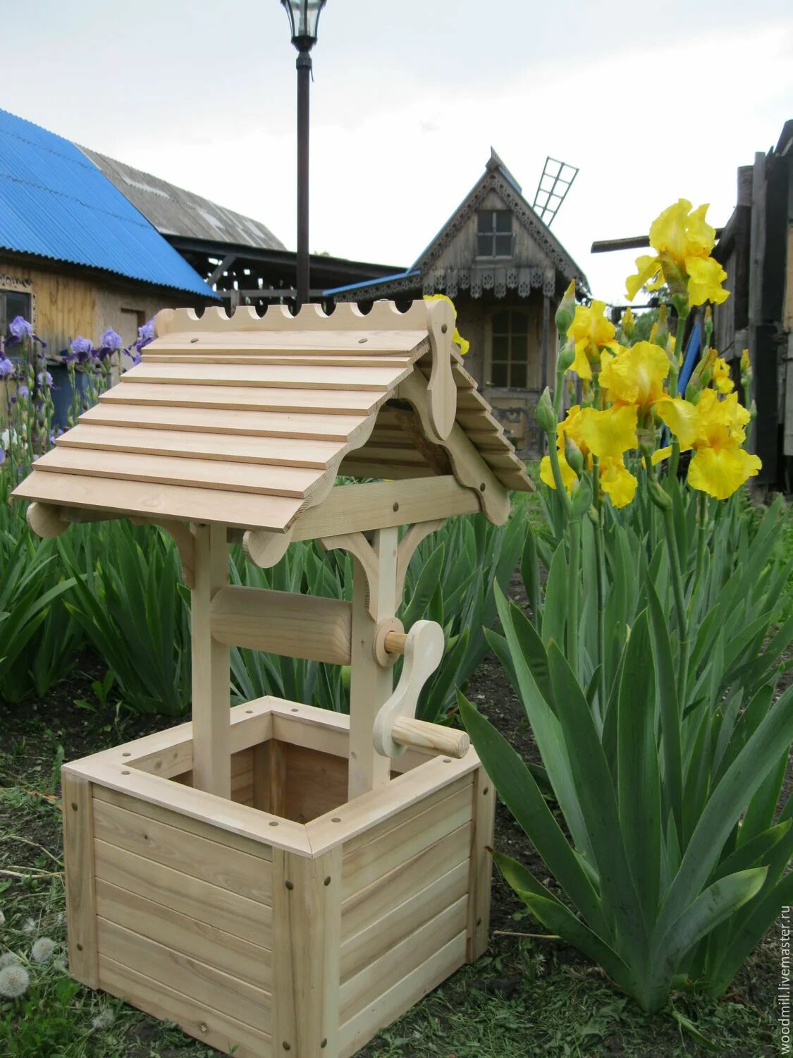 Колодец в огород. Украшения для дачи. Украсить садовый участок. Декоративный колодец на участке. Декоративный колодец цветник.