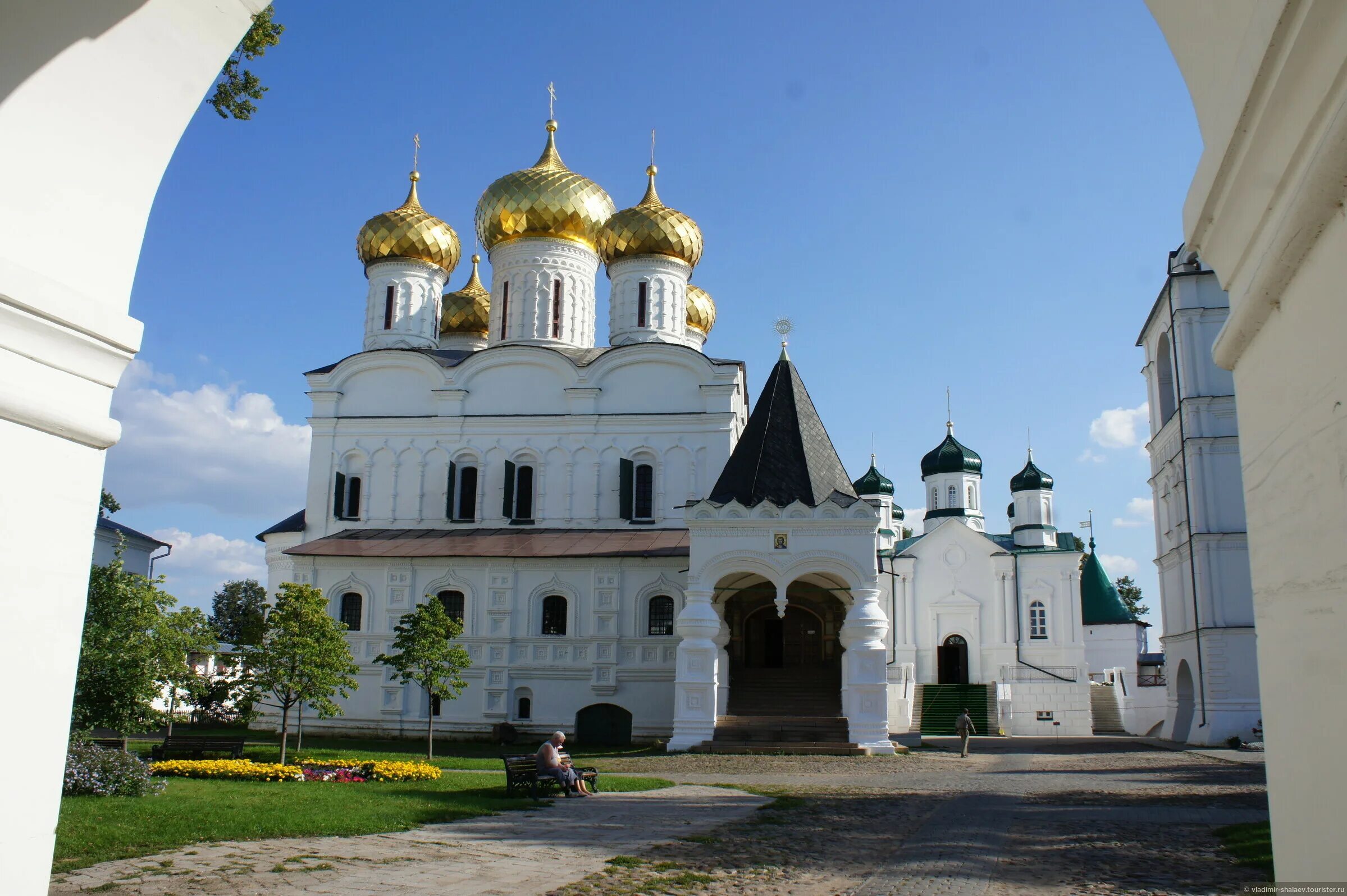 Монастырь в центре города