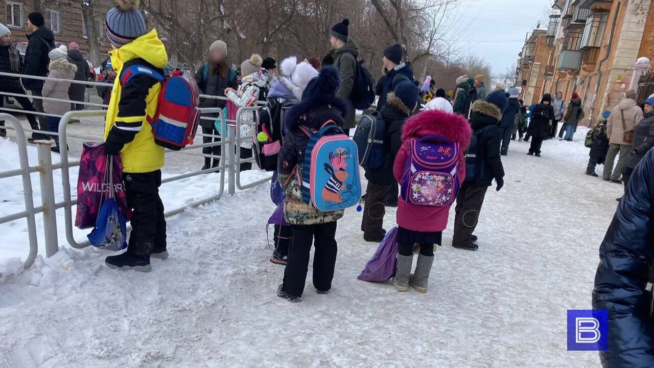 Эвакуация в школе. 'Dfrefwbz d IRJK. Эвакуация школ Челябинск. Эвакуировали детей из школы.