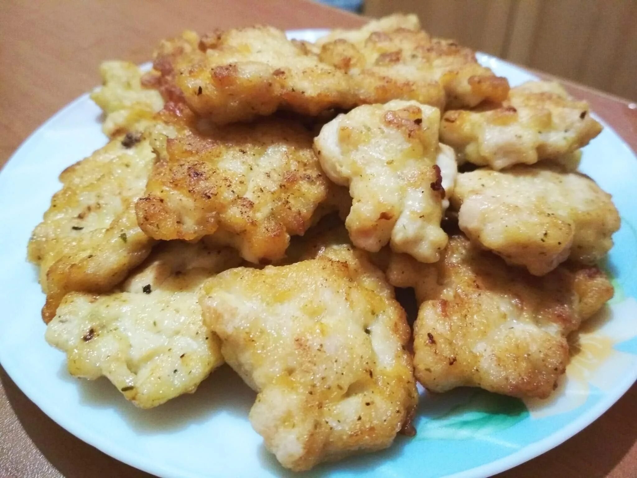 Домашний наггетсы рецепт куриные на сковороде. Наггетсы домашние. наггетсы из куриной грудки. наггетсы куриные домашние. домашние наггетсы из куриной грудки.