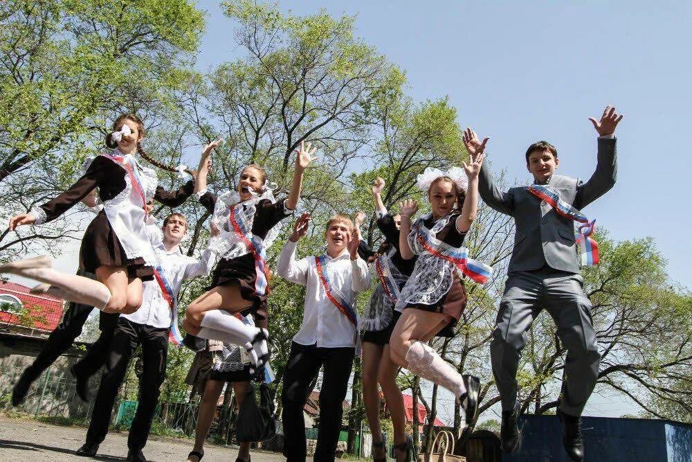 Танец под песню последний звонок. Танец выпускников. Фотосессия последний звонок. Танцы на выпускном в школе. Фотограф на последний звонок.