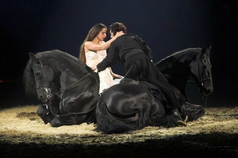 Конь мужик баб. Парень и девушка на лошади. Влюбленные лошади. Мужчина и женщина на коне. Пара лошадей.