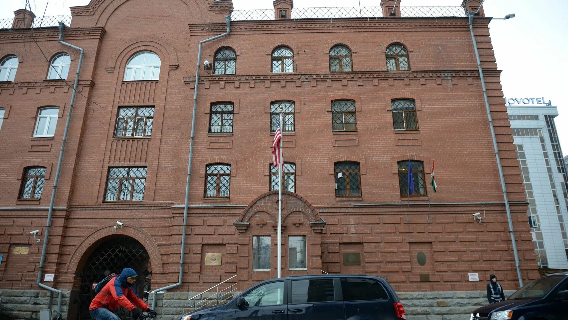 Генконсульство сша в екатеринбурге. Щорса, 54а, екатеринбург консульство. Консульство екатеринбург номер телефона. Посольство киргизии в екатеринбурге. Консульство екатеринбург в центре.