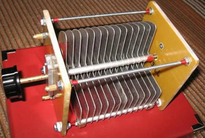 Переменный конденсатор кп-180 пф драгметаллы. Конденсатор переменной емкости кпе 1. Переменный конденсатор с катушками. Конденсатор переменной ёмкости 75-3500пкф. Переменный конденсатор с катушками.