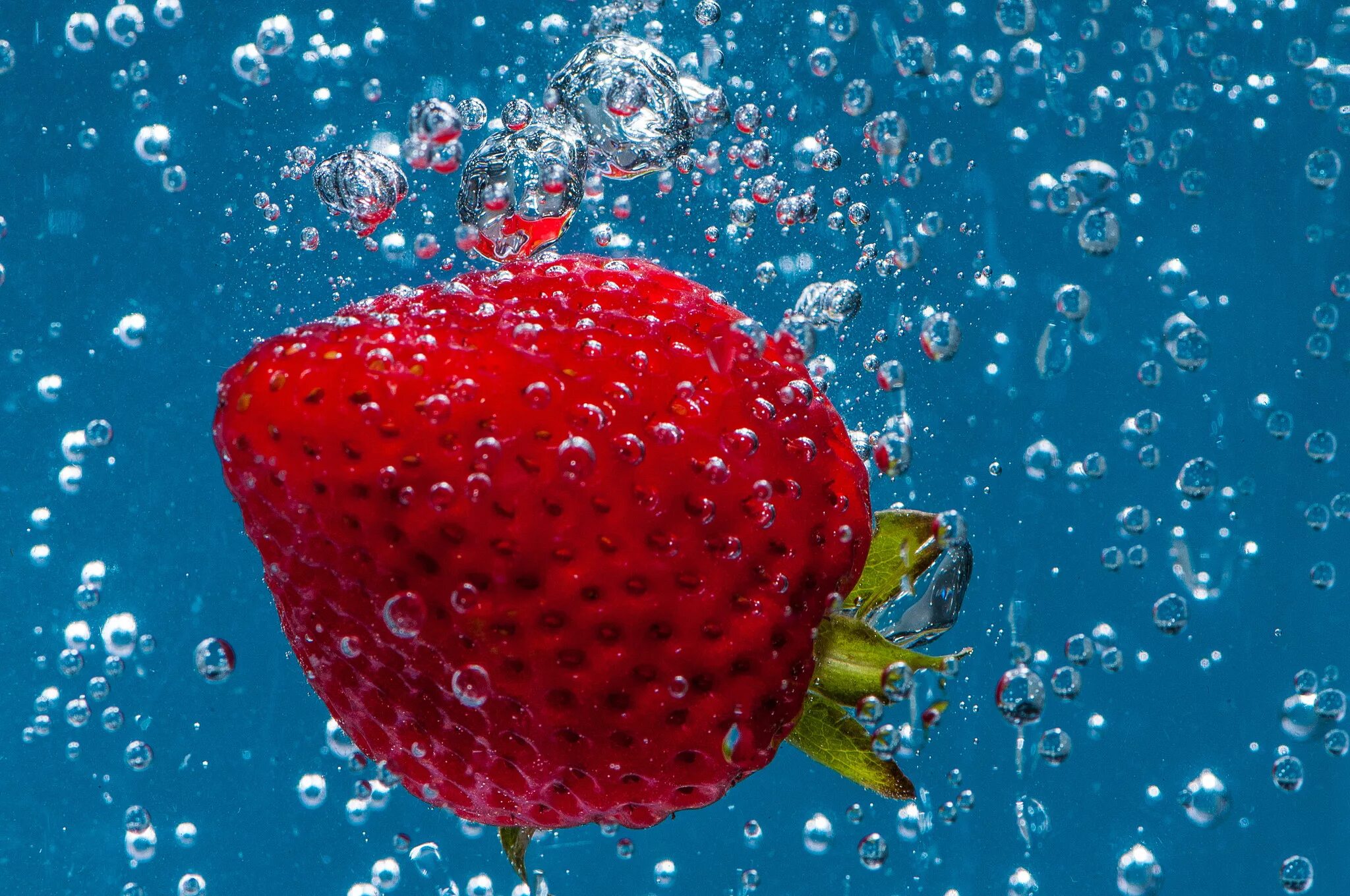 Заставка на телефон фрукты. Сочная клубника. Фрукты в воде. Красивые ягоды. Сочные фрукты.
