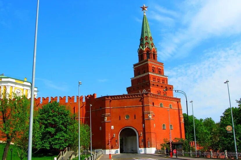 Боровицкая башня Московского Кремля. Боровицкий холм Московского Кремля. Никольская башня Московского Кремля. Боровицкие ворота Кремля.