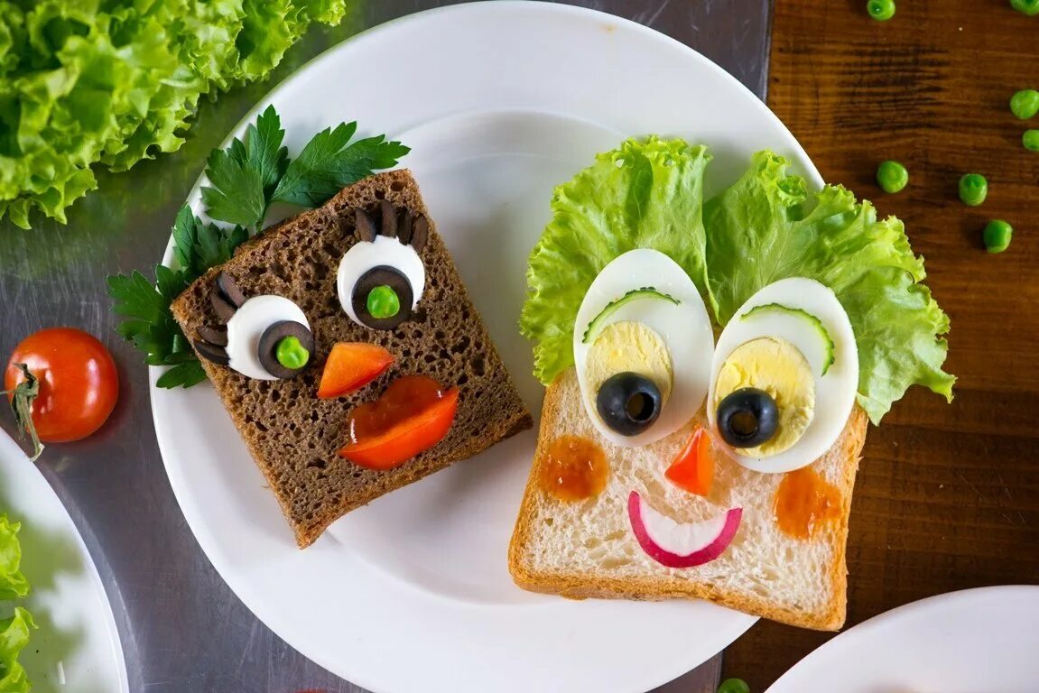 Бутерброды с колбасой для детей. Детский бутерброд. Интересные бутерброды для детей. Прикольные бутеры. Бутерброды в виде зверюшек.