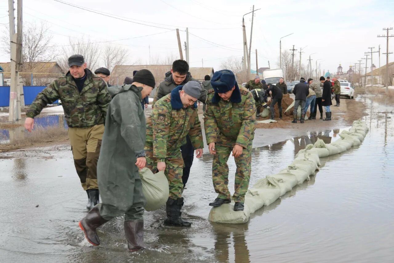 Паводки в казахстане уральск. Наводнение в Казахстане. Угроза подтопления. Противопаводковые мероприятия. Паводок угроза подтопления.