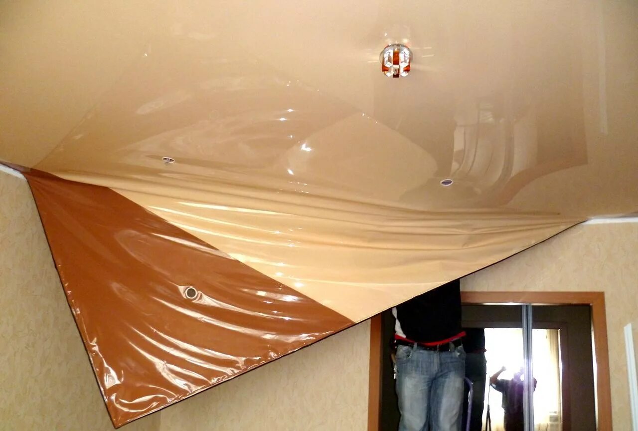Можно ли в ванной делать натяжные потолки. Полотно для натяжного потолка. Материал для натяжных потолков. Натяжной потолок из материала. Тканевое полотно для натяжных потолков.