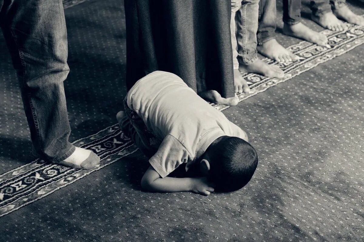 Ибадат в исламе. Мусульманин молится. Намаз для детей. Что такое намаз у мусульман. Мальчик мусульманин молится.