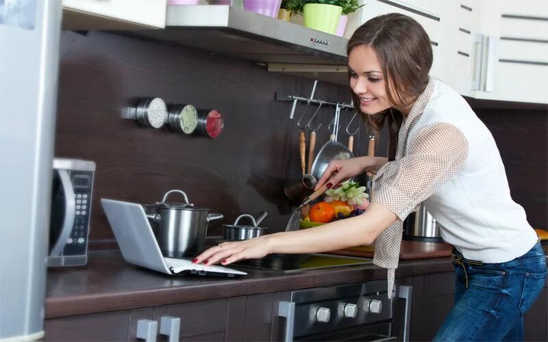 Женщина на кухне. Фотостудия с кухней. Хозяйка на кухне. Женщина домохозяйка. Хозяйничаю на кухне.