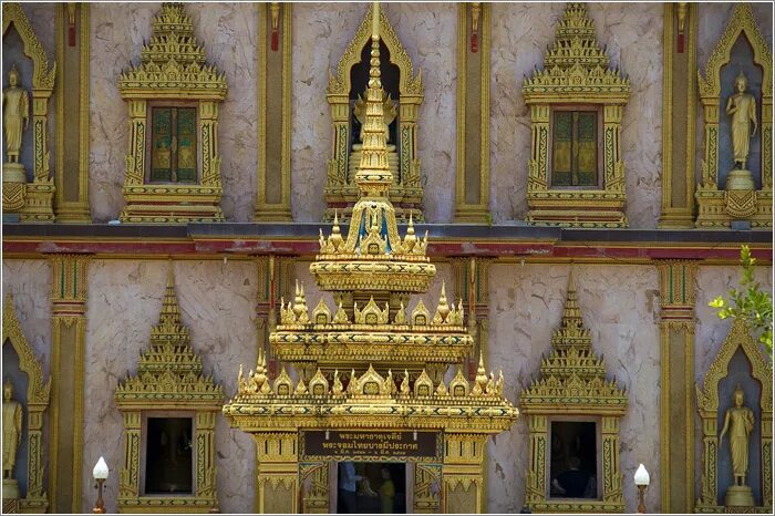 на какую сторону выходят фасады буддийских монастырей. назови известных монастырь по кыргызстану. храмовый комплекс ват чалонг названия построек. буддийский храм в лаосе. на какую сторону выходят фасады буддийских монастырей.