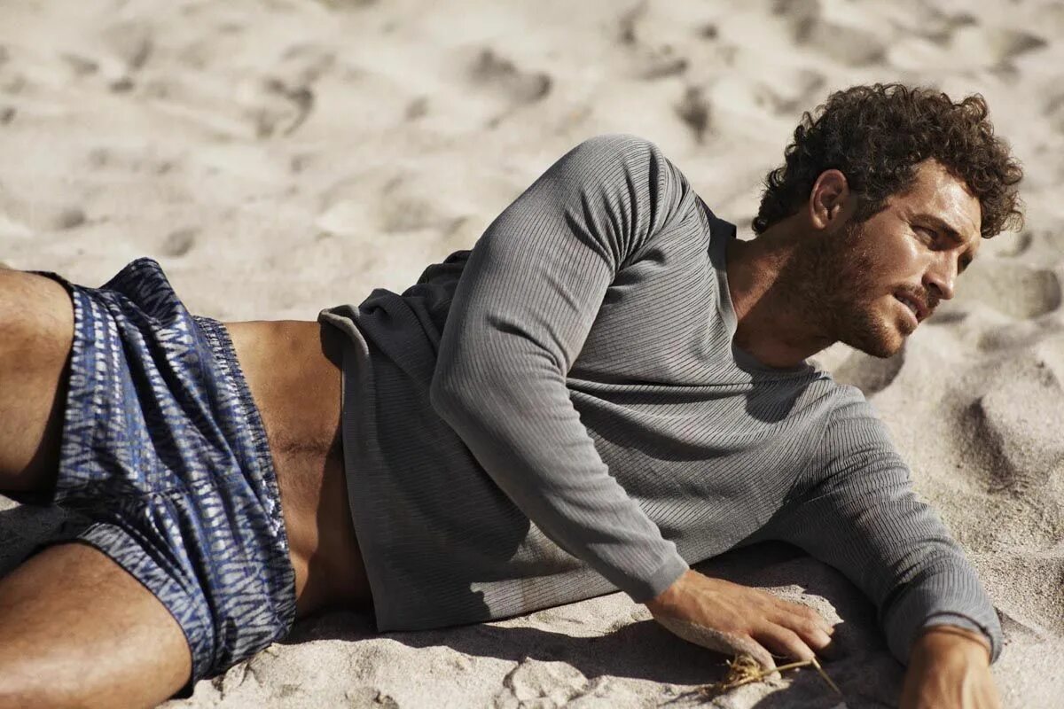 Спокойная мужик. Justice Joslin фотосессия. Парень спокойные позы. Лучшие мужские позы на пляже. Позы для фото мужские.