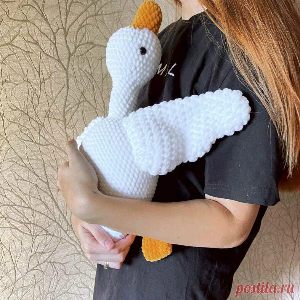 Гусь крючком мастер класс. Гусь плюшевый крючком. Плюшевый гусь крючком. Гусь игрушка мягкая из пряжи. Гусь из плюшевой пряжи.