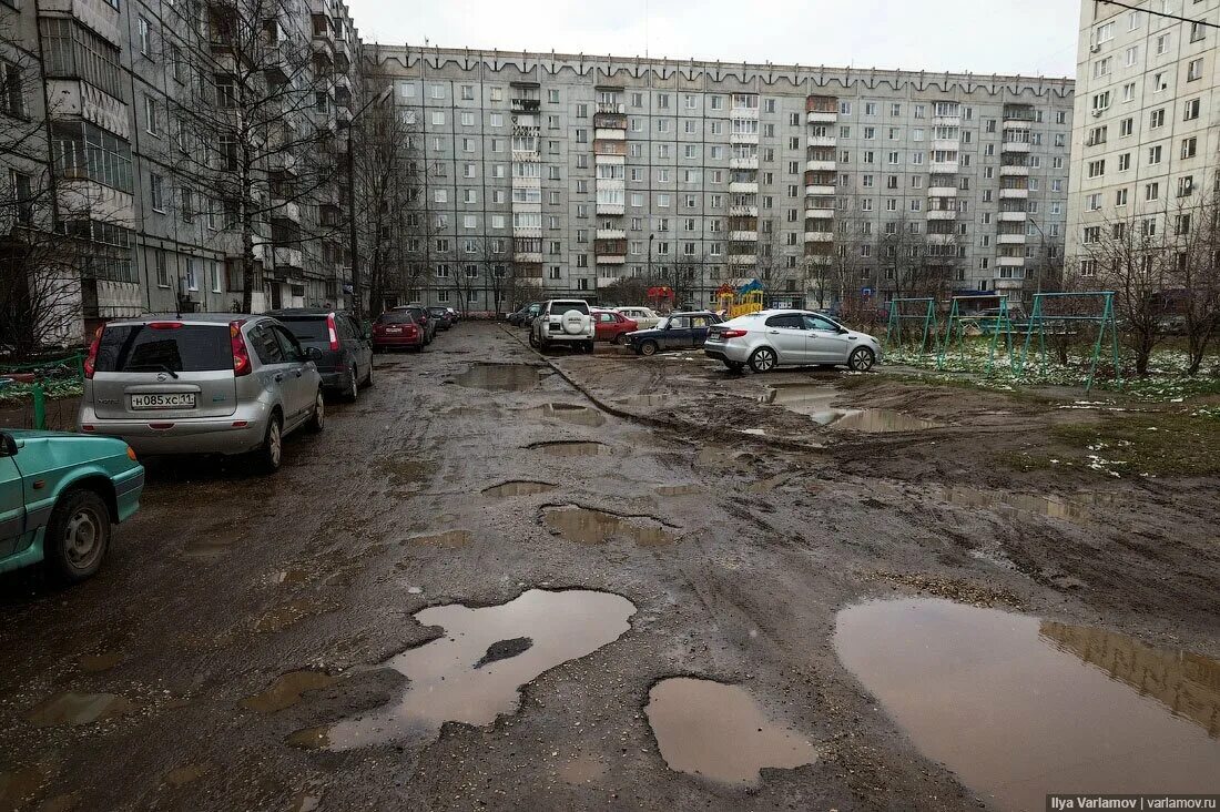 Неизвестные города россии. Сыктывкар трущобы Варламов. Омск дворы Варламов. Двор парковка Варламов Питер. Грязный двор.