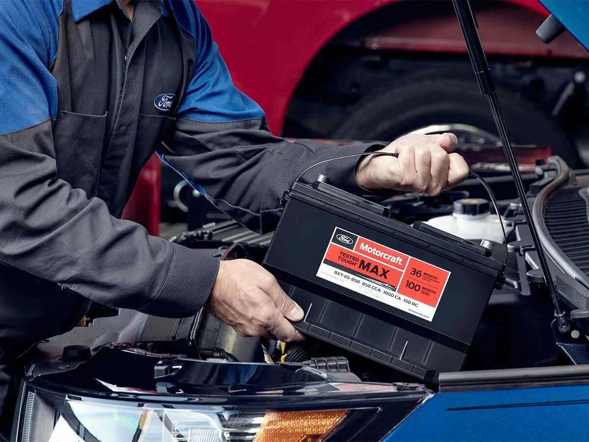 Battery maintenance. Car Battery Replacement. Чинят аккумулятор. Аккумуляторщик. Баннер авто аккумуляторы.