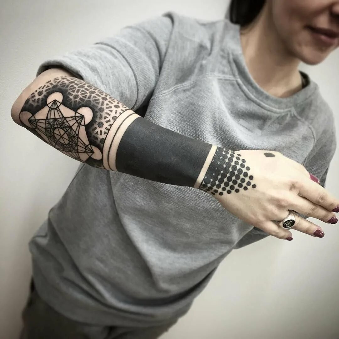 Стиль блэкворк. Blackwork предплечье. Блэкворк локоть. Рукава на запястье