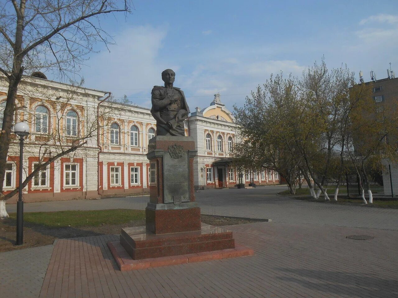Площадь графа сперанского иркутск. Памятник сперанскому в иркутске. памятник м.м. сперанскому в иркутске. сквер сперанского в иркутске.
