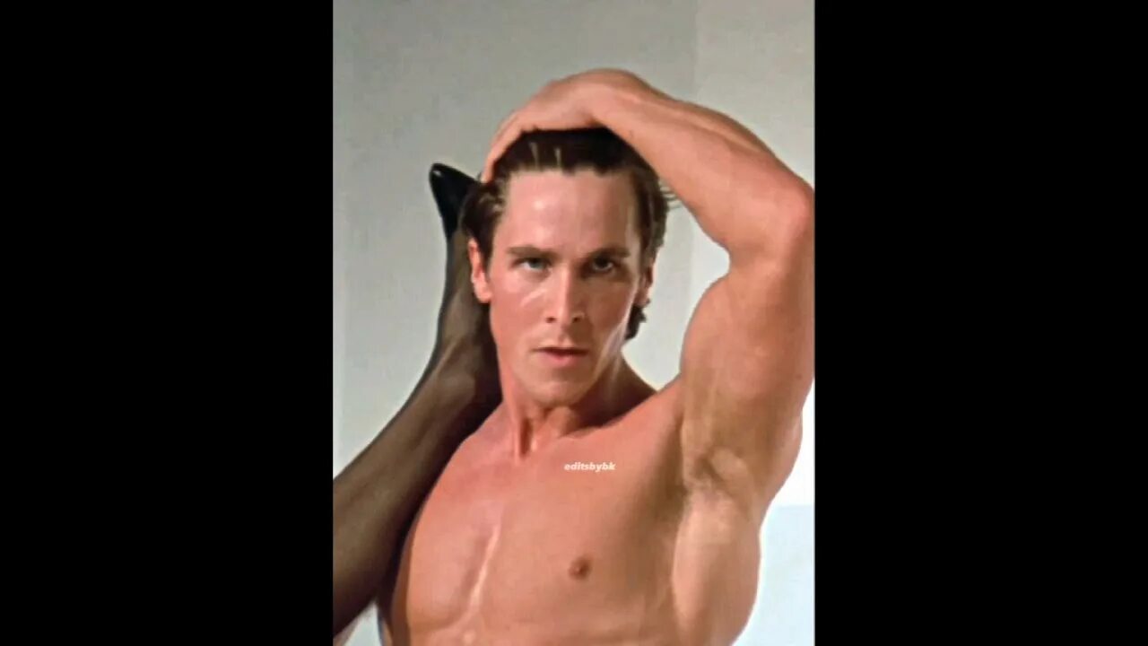 Американский психопат дефо. Патрик бейтман подошел о спины. Патрик бэйтмен. Кристиан бейл патрик бейтман. Патрик бейтмен.