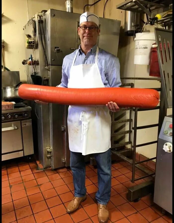 Костюм сардельки. Огромная сосиска. Смешная колбаса. Ростовая кукла колбаса. Деловая колбаса свитшот.